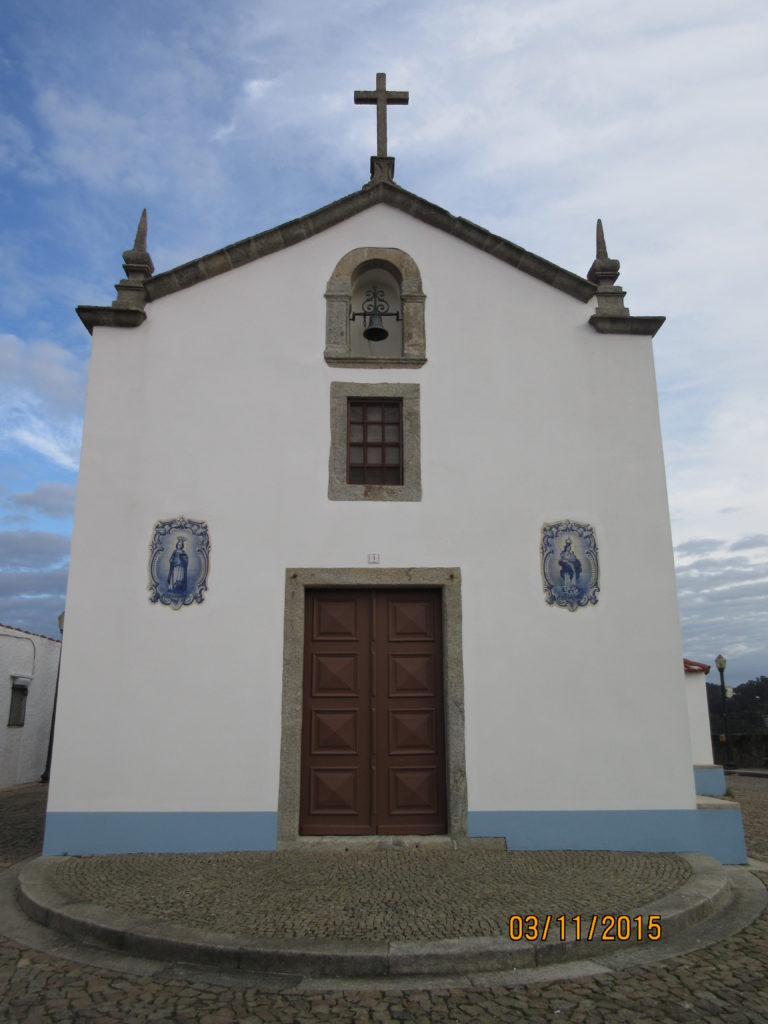 Fachada principal. Porta ladeada com painéis de azulejos: Sta. Catarina e N.S. dos Anjos