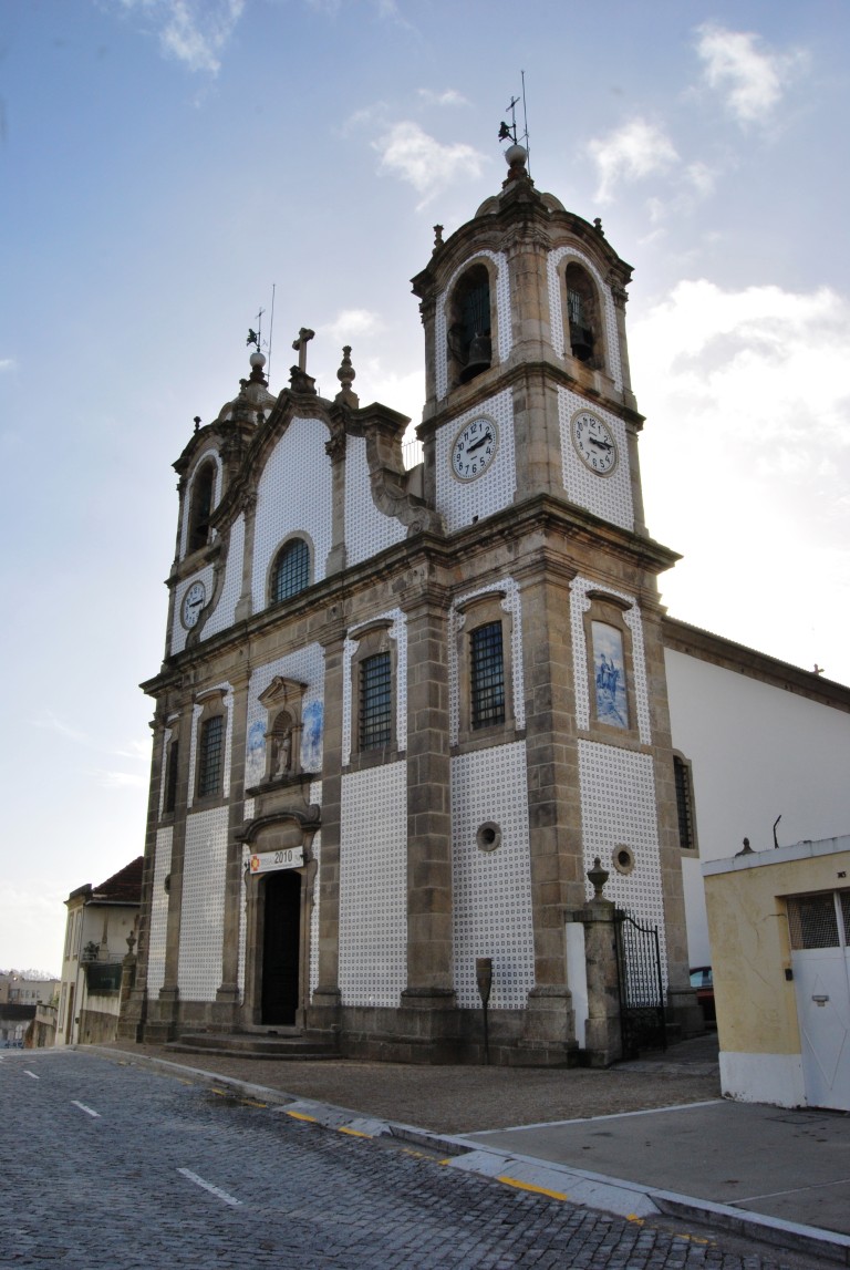 Igreja S. Martinho de Lordelo - Fachada principal e lateral
