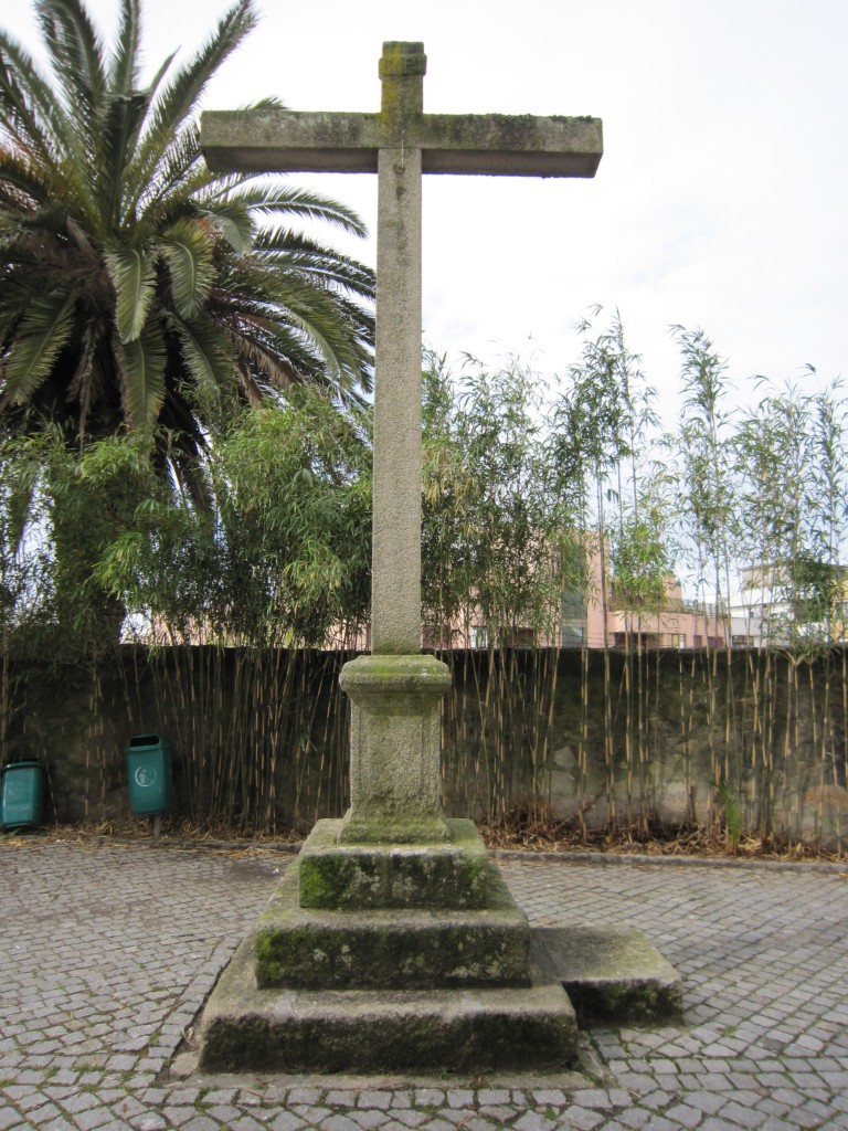 Cruzeiro da Igreja, colocado na zona traseira do adro.