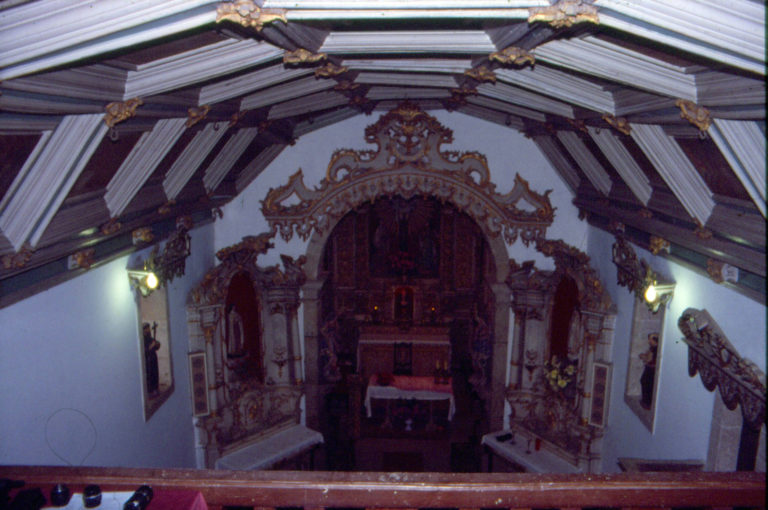 Teto em abóboda de berço, caixotões com cenas da vida de Cristo