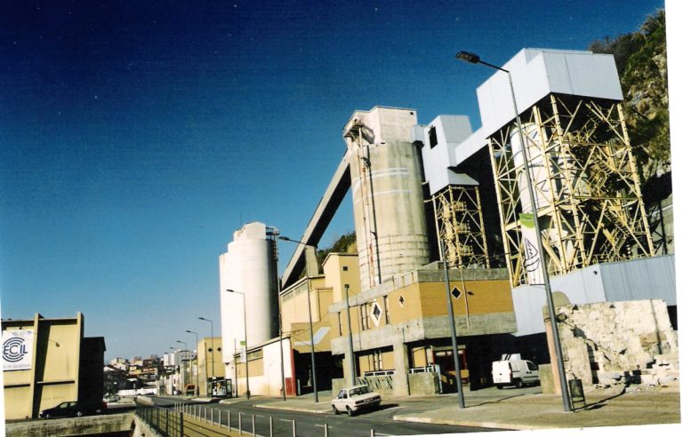 SECIL- Terminal e Silos - Unidade desmantelada , para o terreno dar origem a empreendimento imobiliario de luxo - Rua do Ouro (marginal)